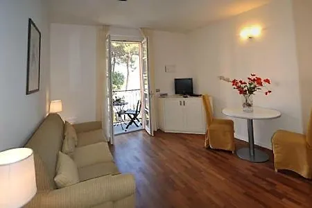 Sleeps 2 Pool Wifi Meina